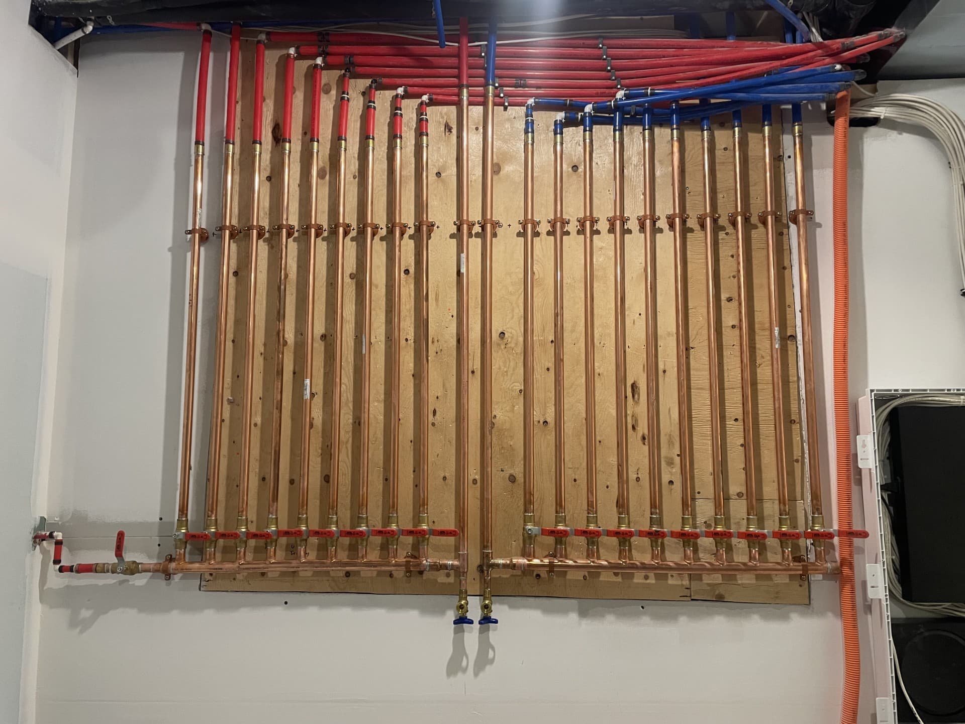 Copper manifold and PEX distribution